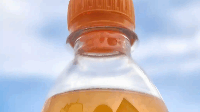 vomva-me-pasignostes-portokalades-poy-pinoyn-oloi-periechoyn-chrostiki-apo-petrelaio-kai-anakaloyntai-amesa-396405