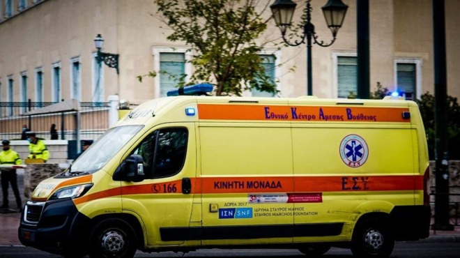 peiraias-andras-paresyre-pezi-prospathise-na-tin-egkataleipsei-alla-synelifthi-odigoyse-ypo-tin-epireia-alkool-me-to-paidi-toy-sto-ich-394011