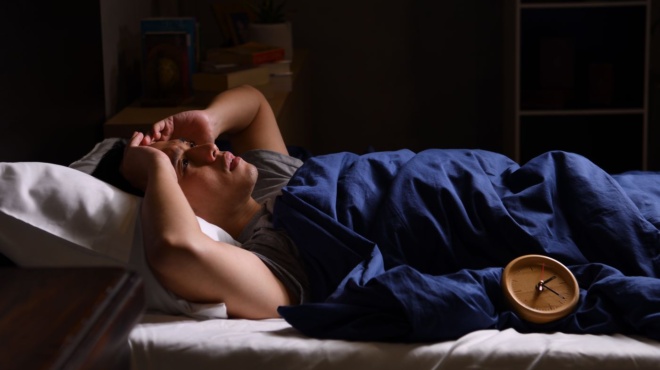 poio-einai-to-orio-anamesa-sti-fysiologiki-kai-tin-pathologiki-nychterini-oyrisi-394019