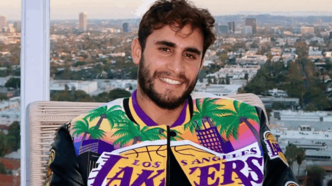 poia-metaxa-chamenos-alla-kai-trela-eroteymenos-me-panemorfi-neari-o-marios-kapotsis-396739