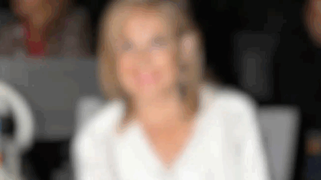 pasignosti-ellinida-paradechetai-koyvaloysa-froyta-stin-athina-kai-meta-pantreytika-enan-apo-toys-pio-ploysioys-ellines-396991