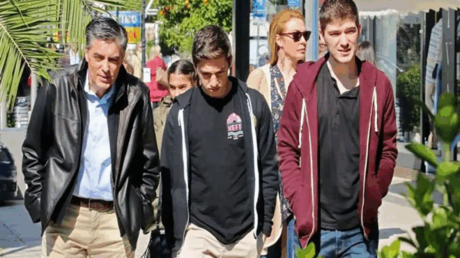 tin-pantreytike-o-pateras-toy-otan-itan-poly-mikros-ayti-einai-i-alitheia-gia-ti-schesi-toy-gioy-toy-nikoy-eyaggelatoy-me-tin-tatiana-stefanidoy-398032