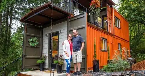 den-ithelan-na-paroyn-daneio-kai-etsi-eftiaxan-monoi-toys-spiti-apo-palia-konteiner-kai-to-esoteriko-toy-entyposiazei-398760