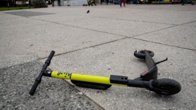 sti-meth-me-egkefaliki-aimorragia-aniliki-meta-apo-atychima-me-ilektriko-patini-395178