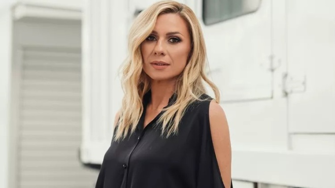 me-fardia-roycha-xyrismena-mallia-kai-mayroforemeni-agnoristi-i-kori-tis-karavatoy-aelia-den-thymizei-se-tipota-to-koritsaki-poy-amp-8230-395323