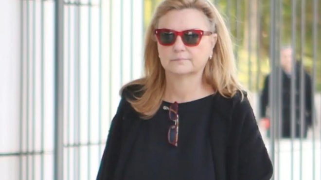 ena-dikastirio-olokliro-gyrise-kai-tin-koitaxe-ti-ekane-i-elpida-ninoy-molis-akoyse-oti-o-antras-tis-petros-filippidis-einai-enochos-395357