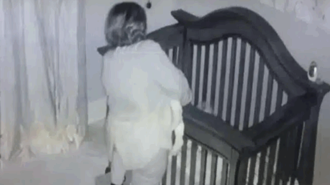 giagia-paei-stin-koynia-na-dei-to-moro-poy-koimatai-ayto-poy-katagrafei-i-kryfi-kamera-liga-lepta-meta-den-perigrafetai-399284