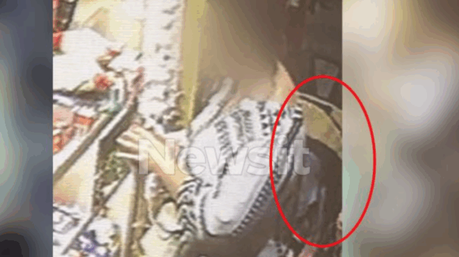 ayti-einai-i-gynaika-me-to-paidi-sto-karotsaki-i-fotografia-ntokoymento-sto-mikroskopio-toy-limenikoy-gia-to-nekro-koritsaki-to-palaio-faliro-399627