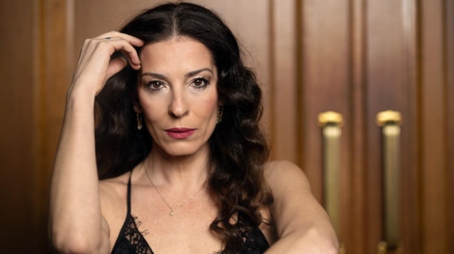 pio-goiteytiki-apo-pote-i-athina-maximoy-pozarei-me-mpikini-kovontas-tin-anasa-me-to-gymnasmeno-kai-kalligrammo-soma-tis-395961