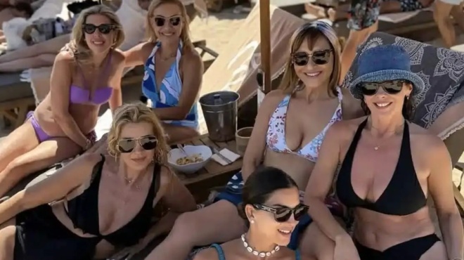 poso-proklitiki-fotografia-salos-me-pasignostes-ellinides-poy-pigan-gia-mpanio-oles-mazi-se-pasignosto-nisi-396191