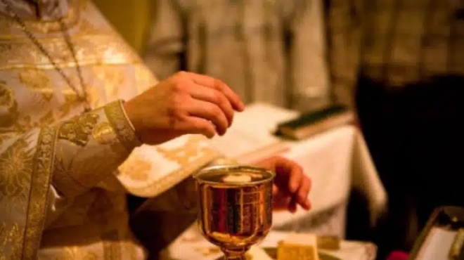 theia-koinonia-na-ti-mas-symvainei-ean-den-koinonoyme-sychna-396428