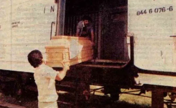 1-300-nekroi-mesa-se-8-meres-amp-8230-logo-zestis-o-fonikoteros-kaysonas-poy-perase-pote-apo-tin-ellada-amp-8211-sokaroyn-oi-foto-me-ta-feretra-397211