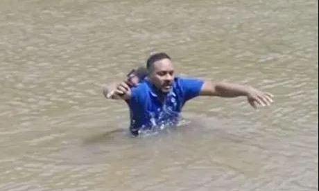 friki-se-zontani-metadosi-dimosiografos-vrike-to-ptoma-tis-13chronis-mesa-sto-potami-tin-ora-poy-itan-ston-aera-396544