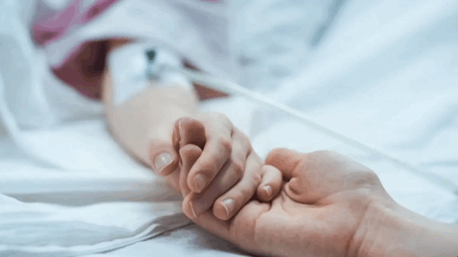 xespa-i-mitera-13chronis-poy-pethane-meta-apo-lathos-iatrodikasti-dipla-mas-nosileyotan-i-tzortzina-tis-pispirigkoy-394597