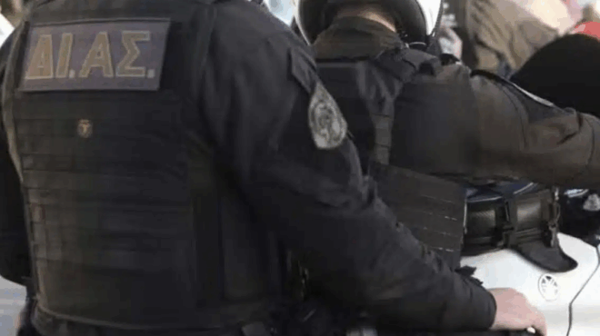 tromos-gia-16chrones-sto-thiseio-398019