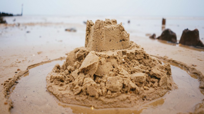 sok-kai-thrinos-stin-paralia-nekros-17chronos-thaftike-kato-apo-tin-ammo-kai-pethane-394107