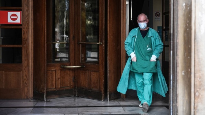 ektakti-eidisi-gia-tin-giatro-poy-nosei-me-aimorragiko-pyreto-ti-epathan-25-synadelfoi-tis-poy-irthan-se-epafi-mazi-tis-391891