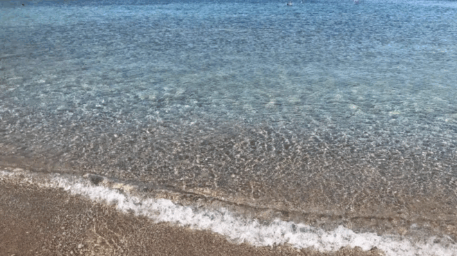 telos-to-mpanio-se-paralies-tis-attikis-oi-30-akatalliles-perioches-poy-den-prepei-na-kolympisete-konta-stin-athina-394639