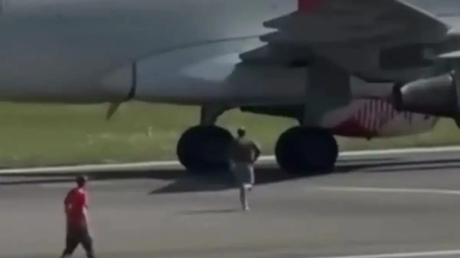 oi-teleytaies-stigmes-toy-35chronoy-prin-ton-royfixei-i-toyrmpina-aeroplanoy-sto-aerodromio-toy-mpergkamo-394421