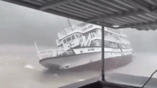 vinteo-i-sygklonistiki-stigmi-poy-vythizetai-to-toyristiko-skafos-toys-38-eftasan-oi-nekroi-396784