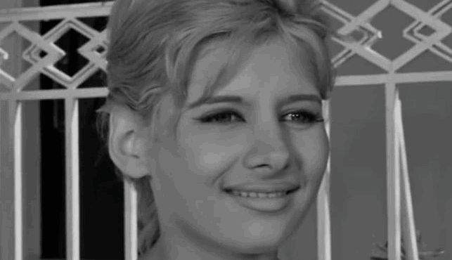 thymaste-tin-mirka-kalatzopoyloy-etsi-einai-simera-sta-80-tis-to-paidi-thayma-poy-egine-i-ntiva-tis-megalis-othonis-398170