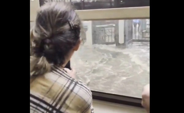 ektakto-plimmyrise-to-metro-amp-8211-potamia-oi-apovathres-amp-8211-diakopikan-dromologia-amp-8211-sokaristikes-eikones-395334