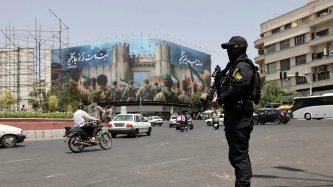 enopli-epithesi-sto-dikastiko-megaro-amp-8211-pente-nekroi-amp-8211-panikos-kai-oyrliachta-398433