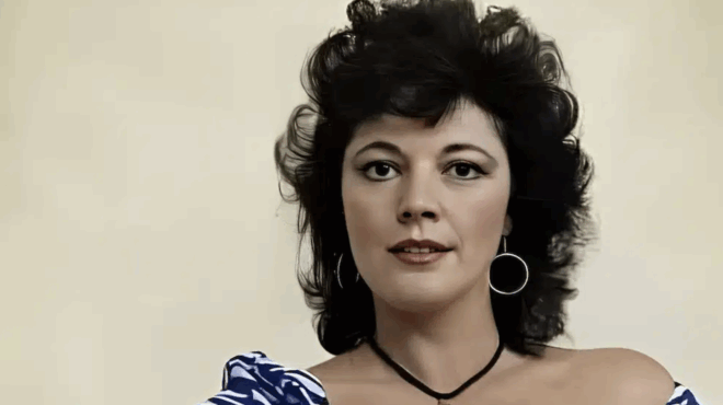 i-gynaikara-kaiti-papanika-to-tpagiko-telos-tis-kai-o-pasignostos-syzygos-tis-394622