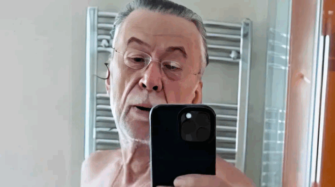 chamos-me-ton-triantafyllopoylo-edeixe-to-kopmi-toy-sta-70-toy-chronia-kai-epesan-sagonia-me-tin-teleia-fysiki-toy-katastasi-397710