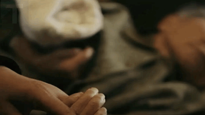 giati-den-prepei-pote-na-aggizete-enan-nekpo-me-gumna-cheria-symfona-me-toys-eidikoys-tis-iatrikis-395525