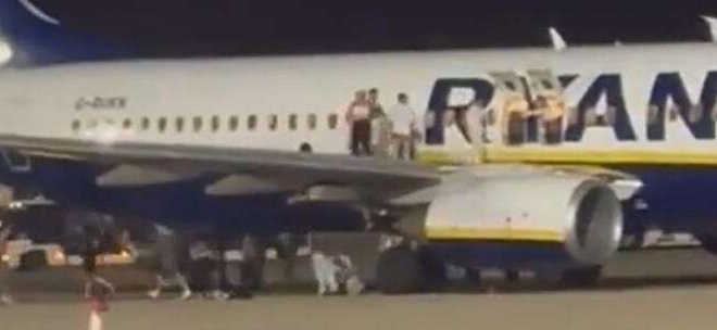 panikos-se-ptisi-tis-ryanair-simane-synagermos-gia-fotia-epivates-pidixan-apo-to-ftero-18-oi-traymaties-392608