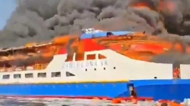 foniki-pyrkagia-katapinei-ploio-sokaristika-plana-me-epivates-na-pidoyn-sto-nero-gia-na-sothoyn-video-396964