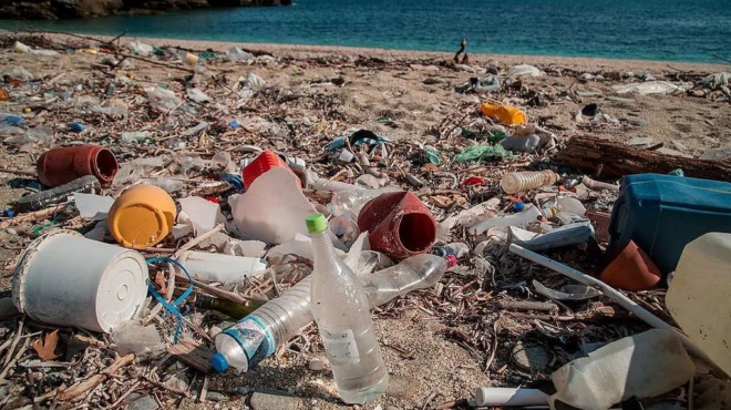 ayti-einai-i-pio-vromiki-paralia-stin-ellada-symfona-me-ti-wwf-399556