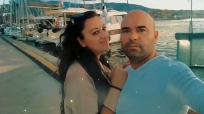 dipla-sto-ptoma-tis-miteras-toys-perimenan-ta-paidia-to-parelthon-toy-drasti-poy-tin-skotose-me-ergaleio-psisimatos-406185