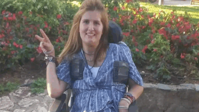 i-myrto-tis-paroy-vriskei-xana-chara-sti-thalassa-to-sygkinitiko-minyma-tis-miteras-tis-408701