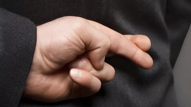 i-methodos-toy-trigonoy-gia-na-katalaveis-an-kapoios-soy-leei-psemata-406859