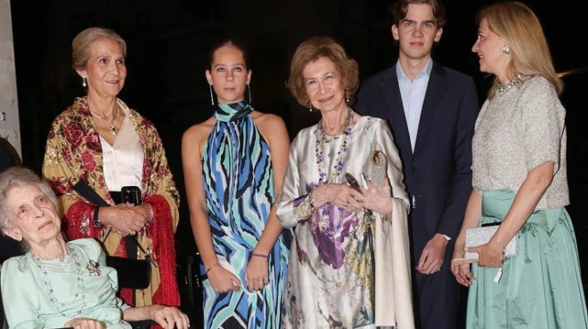 dyskoles-ores-gia-tin-teos-vasiliki-oikogeneia-einai-sta-teleytaia-tis-407771