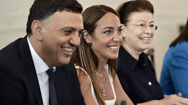 ypoyrgiko-symvoylio-oi-mple-fakeloi-ta-chamogela-kai-to-paketo-toy-papastayroy-408290