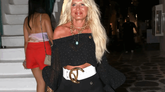 xamos-sti-mykono-me-pasignosti-57chroni-ellinida-emfanistike-me-soyper-mini-dipata-pedila-kai-mesa-stin-tsanta-eiche-amp-8230-to-skyli-tis-401088