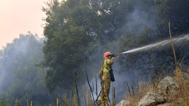 symvainei-tora-megali-pyrkagia-stin-attiki-amp-8211-megali-machi-apo-pyrosvestes-amp-038-enaeria-gia-na-min-xefygei-401204