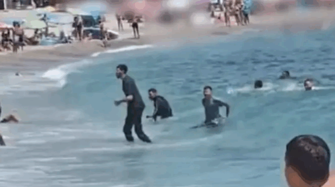 ntopioi-pairnoyn-sto-kynigi-metanastes-poy-molis-eftasan-se-paralia-gemati-kosmo-deite-vinteo-401463