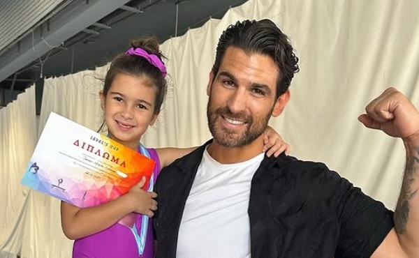 eteoklis-payloy-pozarei-agkalia-me-tin-kori-toy-choris-to-prostheto-melos-gia-to-podi-toy-fotografia-401909