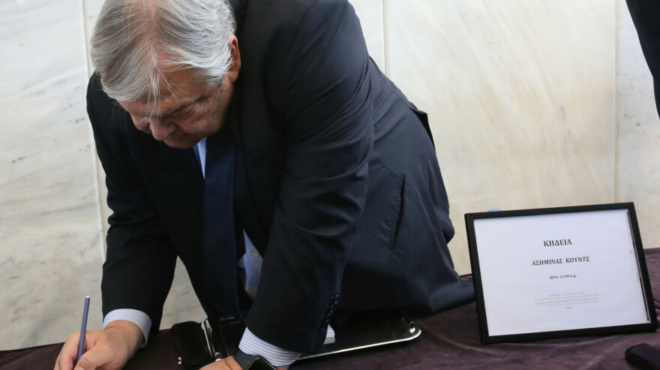 kideia-lenas-samara-i-sygklonistiki-stigmi-poy-ftanei-i-mitera-tis-sto-nekrotafeio-amp-8211-dramatikes-eikones-402835