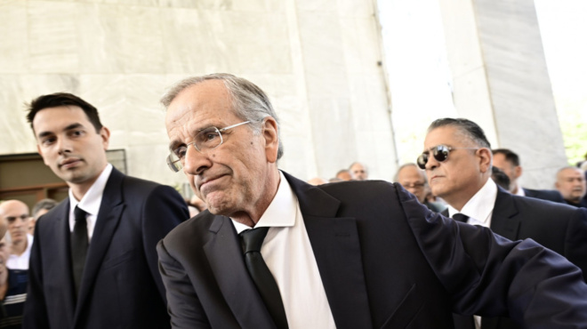 kideia-lenas-samara-sygklonistikes-eikones-ayti-ti-stigmi-sto-nekrotafeio-amp-8211-eftase-o-antonis-samaras-mazi-me-ton-gio-toy-402848