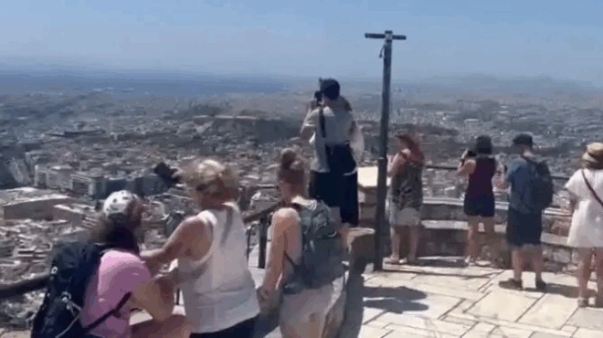 toyristas-pige-na-vgalei-fotografia-kai-epese-sto-keno-apo-ton-lykavitto-403227