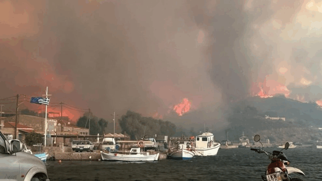 nea-fotia-tora-xespase-prin-ligo-pyrini-lailapa-synagermos-se-megalo-nisi-se-paniko-oi-toyristes-403291