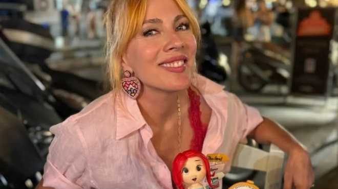 genethlia-gia-tin-smaragda-karydi-i-entyposiaki-toyrta-kai-to-omorfo-minyma-402955