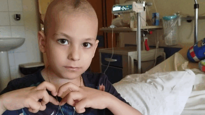 o-mikros-giorgos-paleyei-me-ton-karkino-kai-chreiazetai-amesa-ti-stirixi-mas-403719