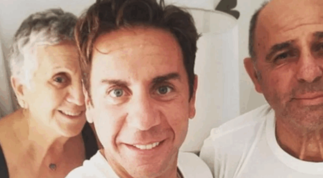 giorgos-mazonakis-se-sok-o-pateras-toy-agnooyse-tis-kiniseis-ton-syggenon-amp-038-ton-egkleismo-toy-404336