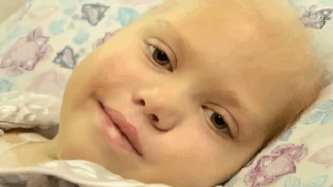 kopitsaki-pethaine-apo-karkino-kai-oi-goneis-toy-proetoimazan-tin-kideia-toy-mechri-poy-anoixe-ta-matia-toy-kai-toys-eipe-aytes-tis-5-lexeis-404382